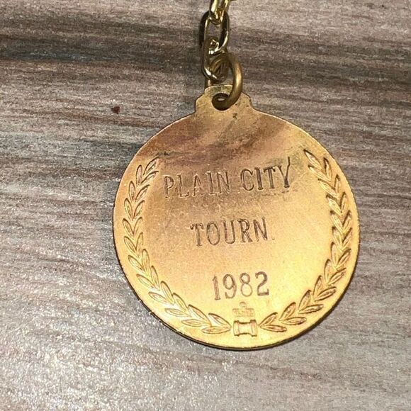 VTG 1982 Plain City Tourn Round 3D Stamped Baseball Player Brass Metal Keychain - Picture 5 of 6